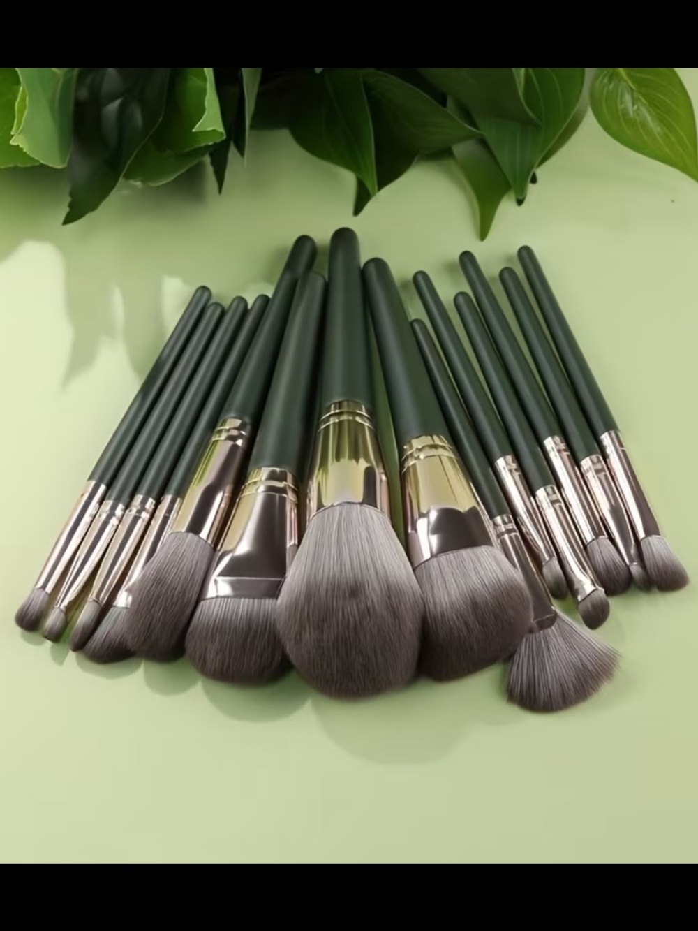 14 Piece NIP Green Makeup Brush Set with Powder Applicators - Picture 3 of 7